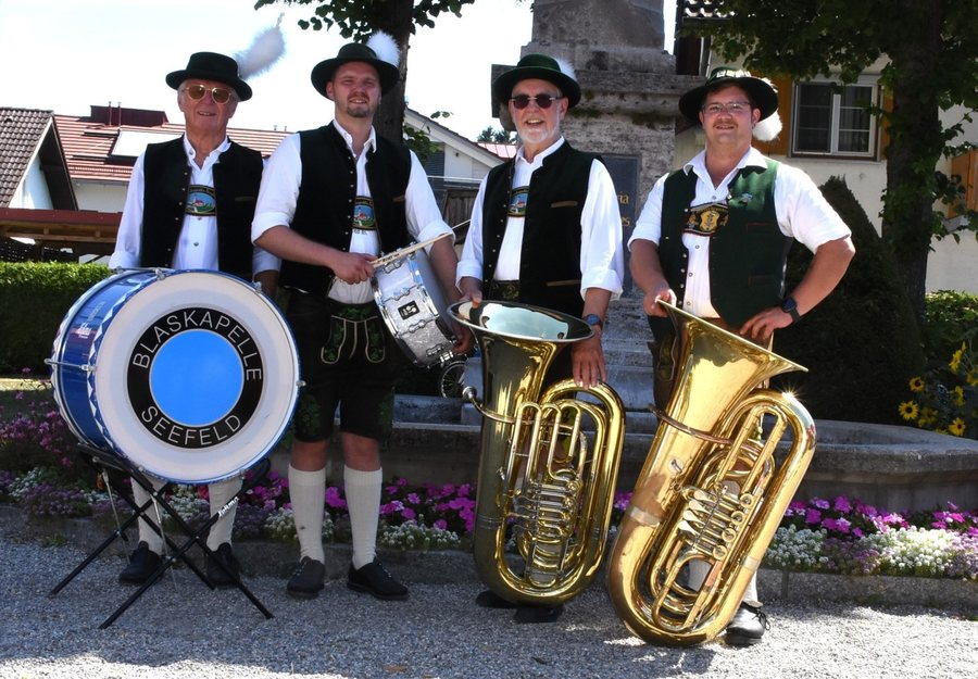 Rhythmusgruppe mit Bässen, Tuba und Schlagwerk